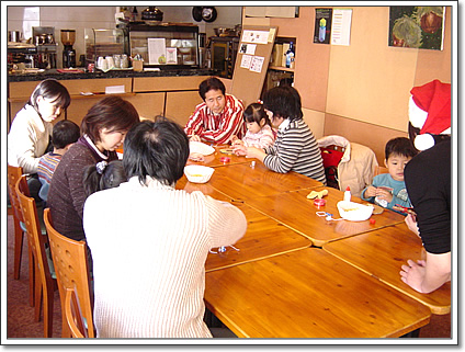 親子でマカロニクリスマスリースづくり